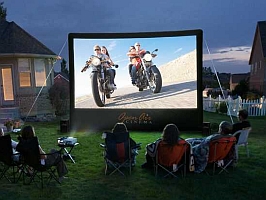 Open Air Cinema создала огромный надувной экран Open Air Cinema создала огромный надувной экран
